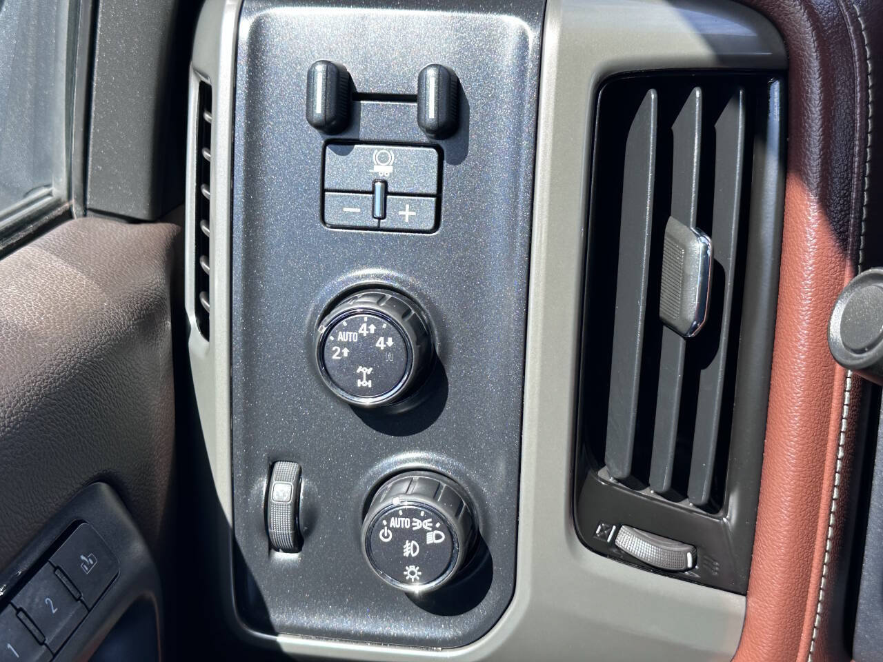 Used 2015 Chevrolet Silverado 1500 High Country w/ High Country Premium Package AWD/4WD image 18