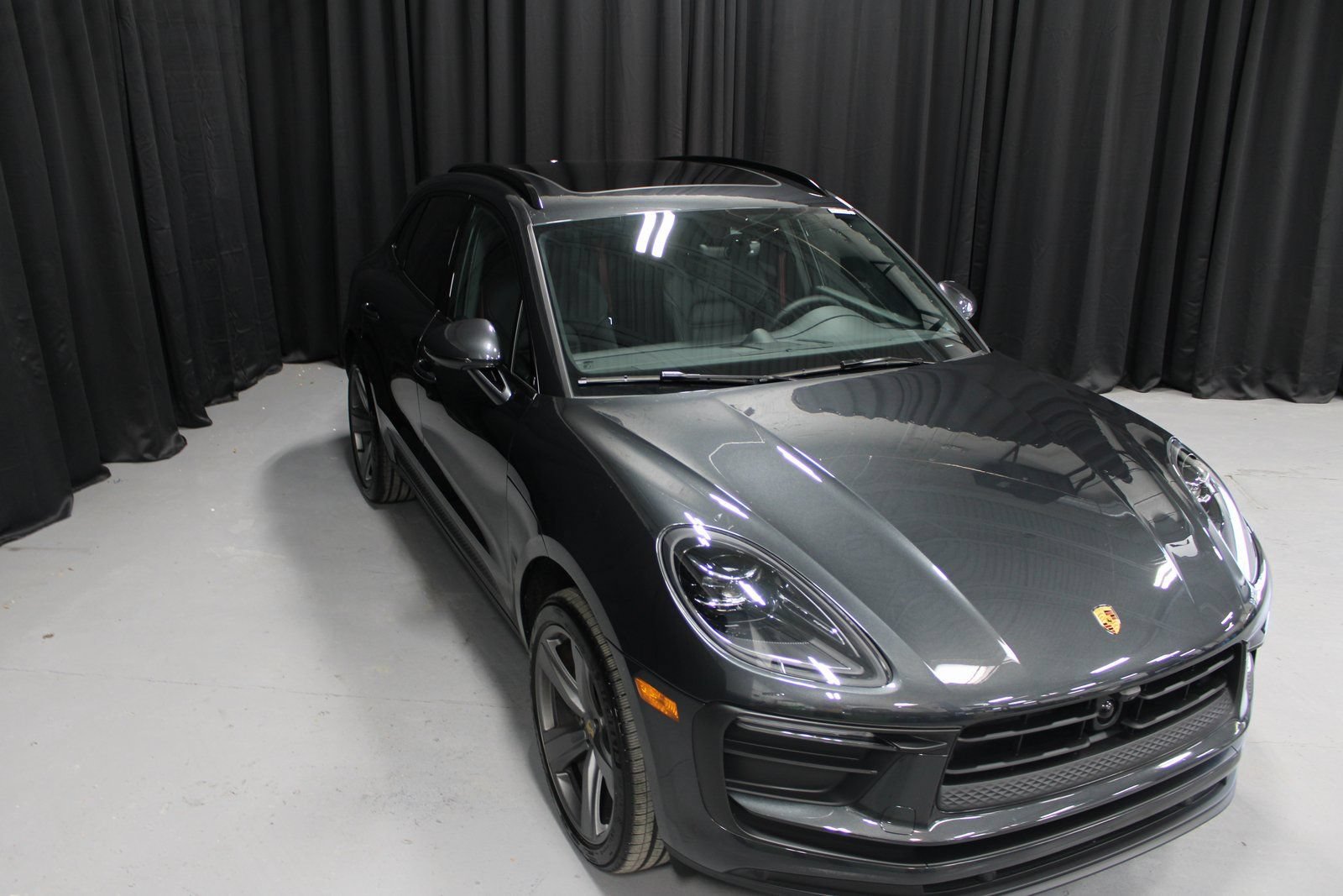 Certified 2025 Porsche Macan AWD/4WD image 16