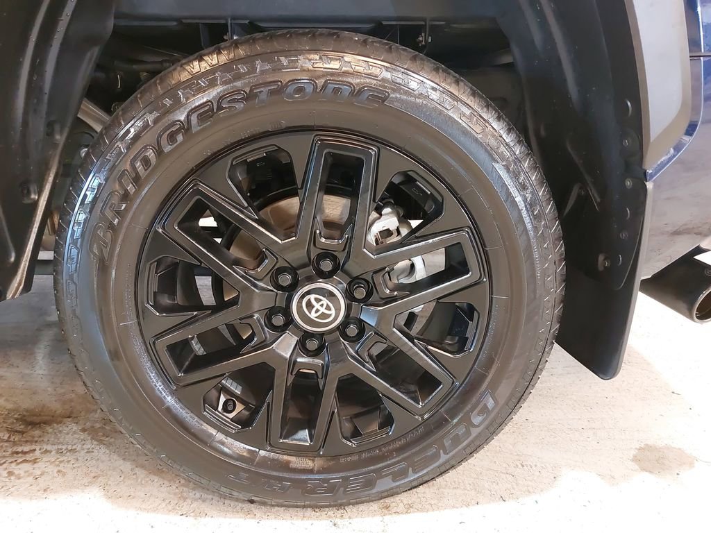 Used 2025 Toyota Tundra Limited AWD/4WD image 35