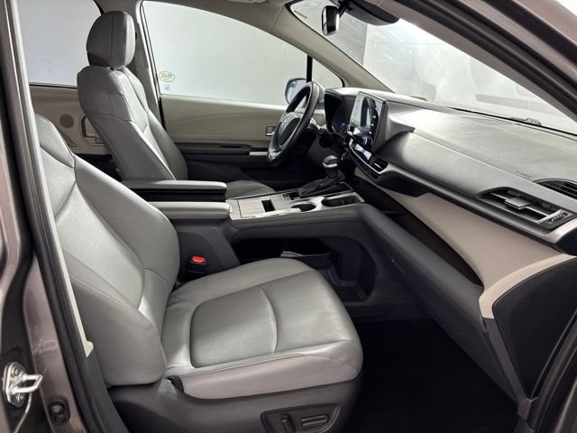 Used 2023 Toyota Sienna XLE AWD/4WD image 23