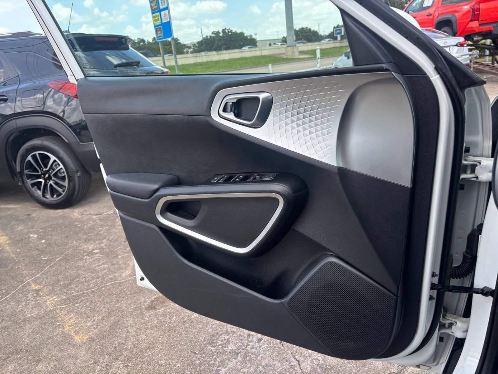 Used 2025 Kia Soul LX w/ LX Technology Package FWD image 18