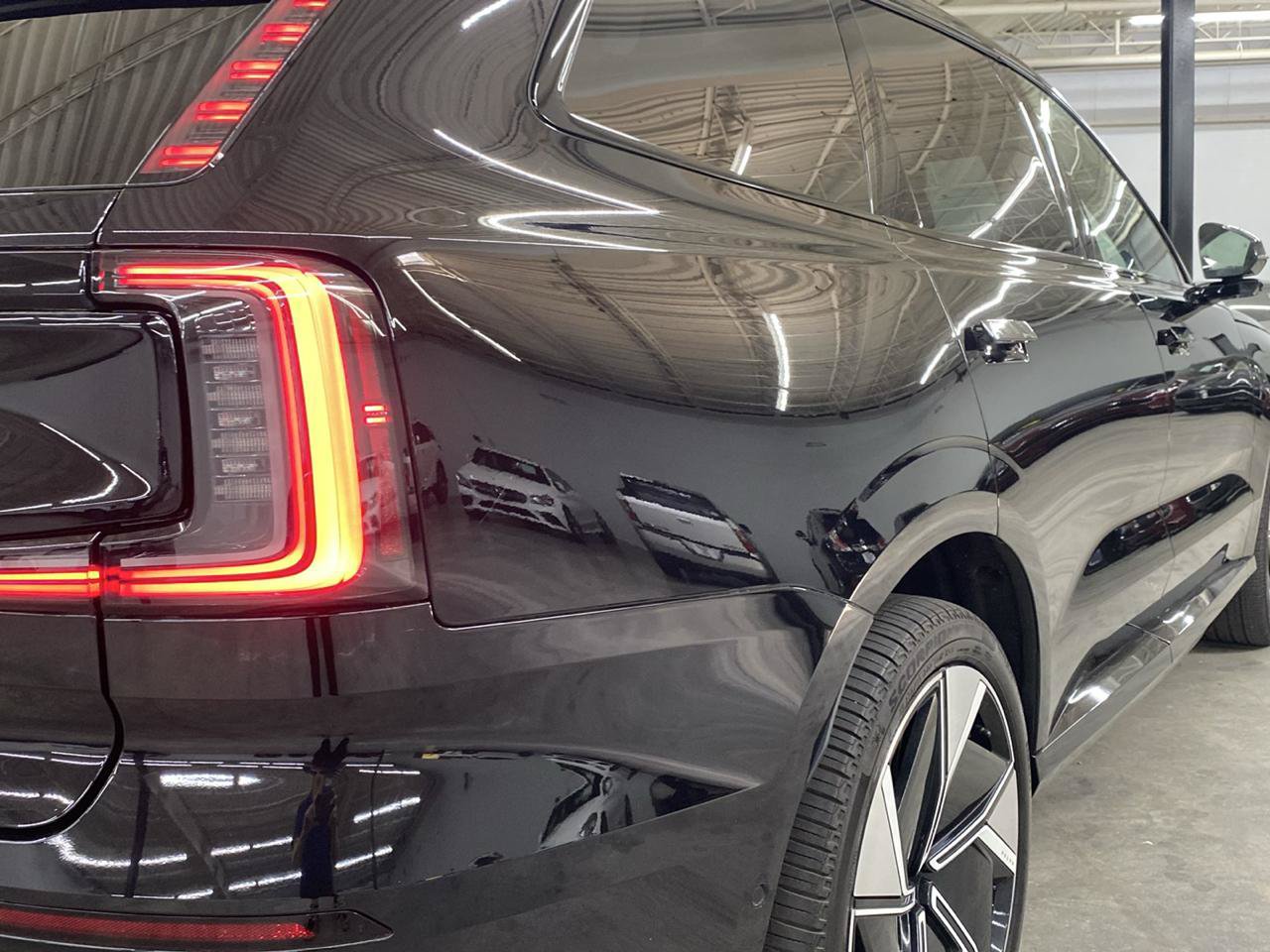 Used 2025 Volvo EX90 Ultra AWD/4WD image 8