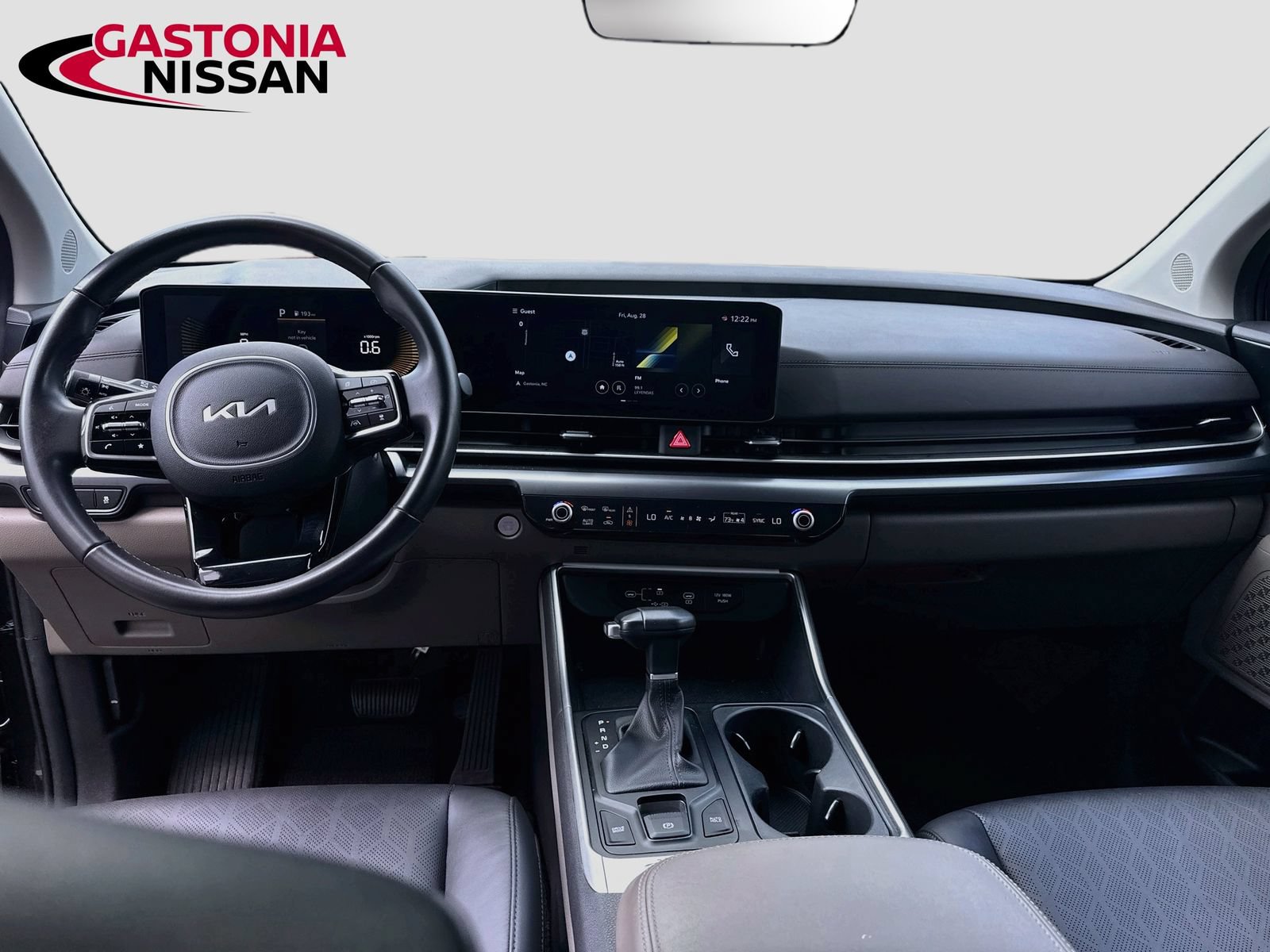 Used 2025 Kia Carnival FWD image 30