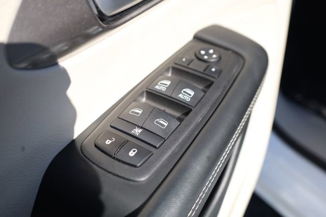 Used 2024 Chrysler Pacifica Touring-L FWD image 14