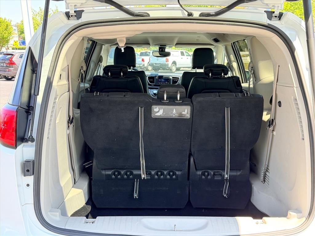 Used 2020 Chrysler Pacifica Touring-L image 16