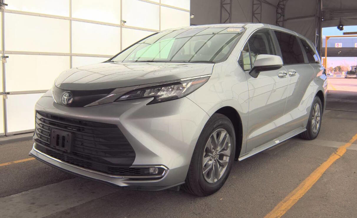 Used 2023 Toyota Sienna XLE image 6