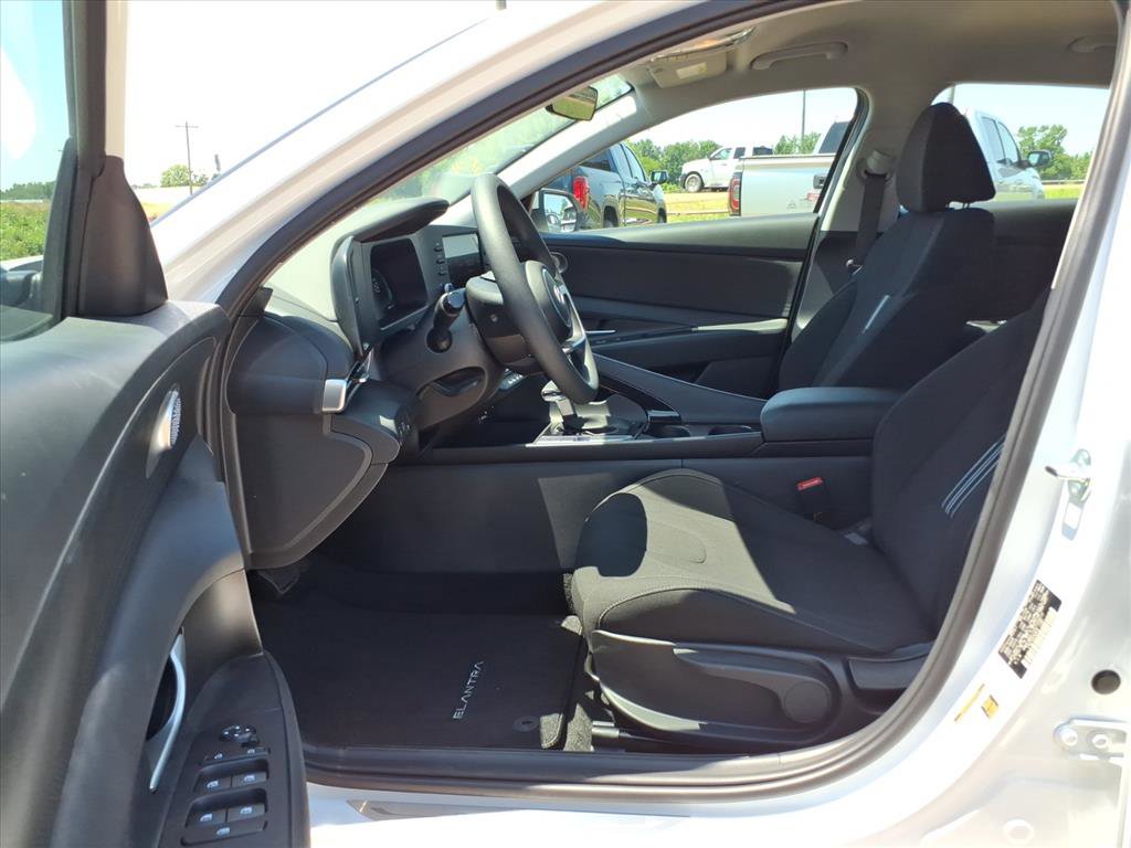 Used 2025 Hyundai Elantra Hybrid FWD image 16