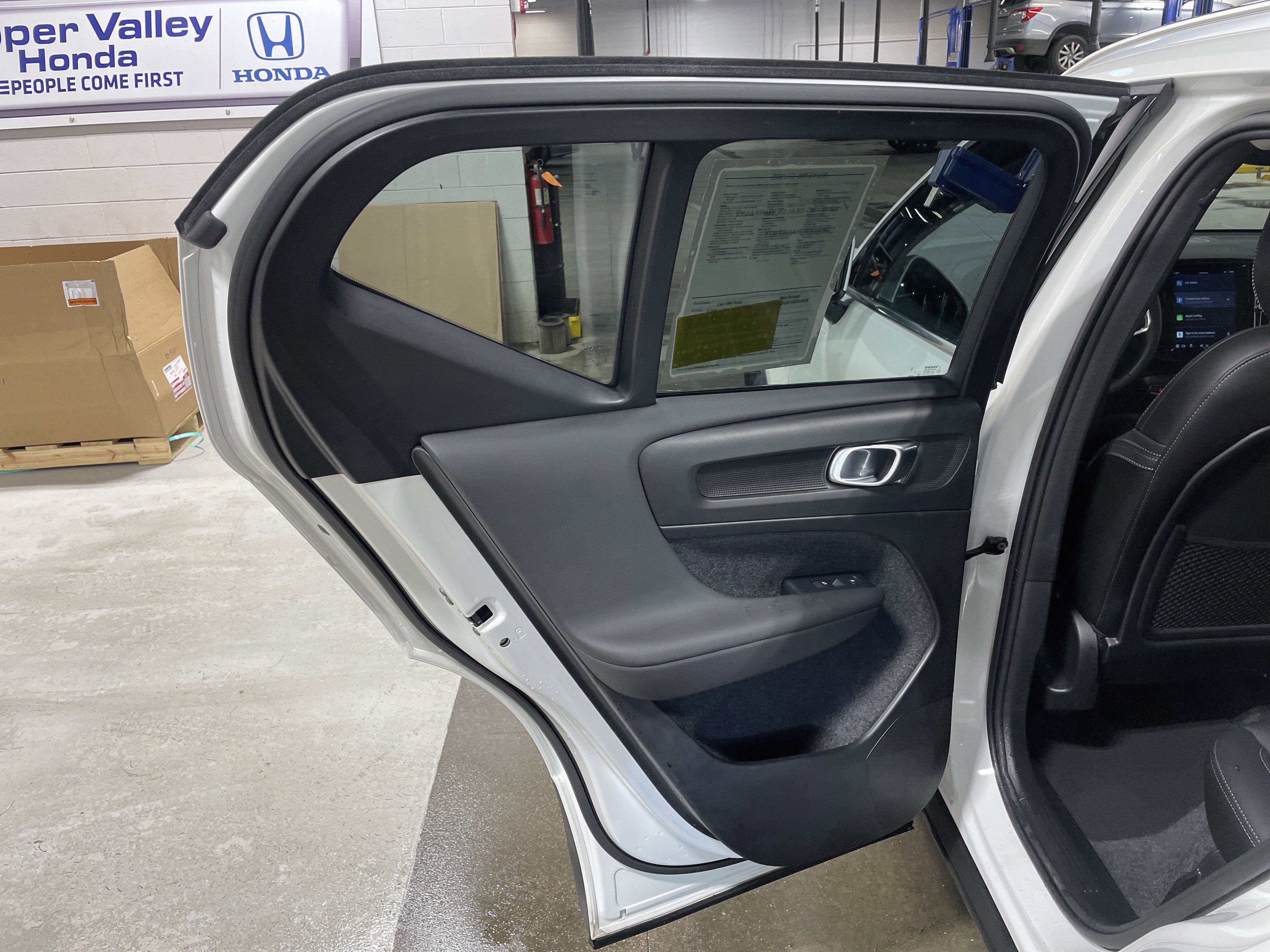 Used 2025 Volvo XC40 B5 Core image 21