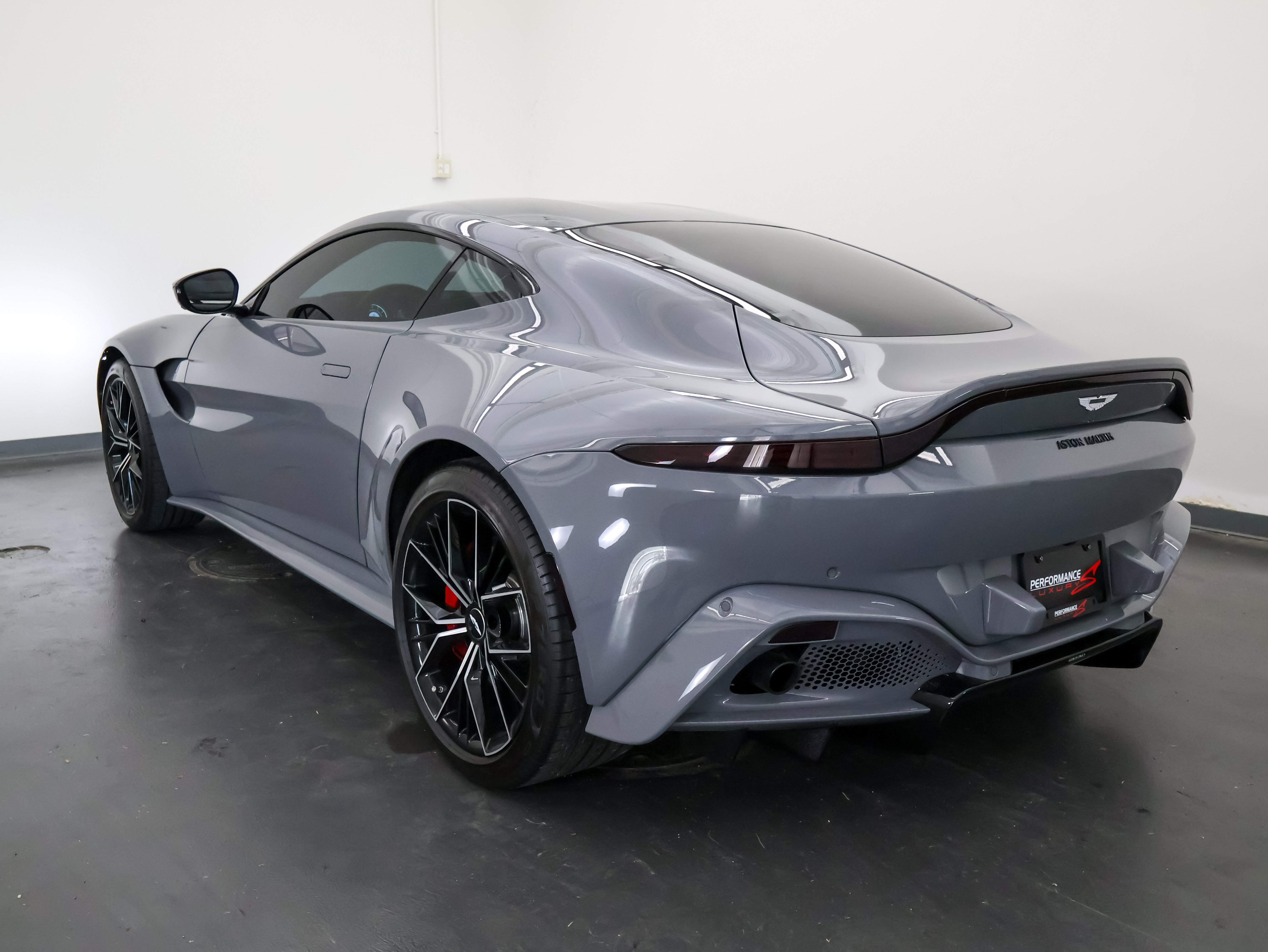 Used 2021 Aston Martin V8 Vantage Coupe RWD image 5