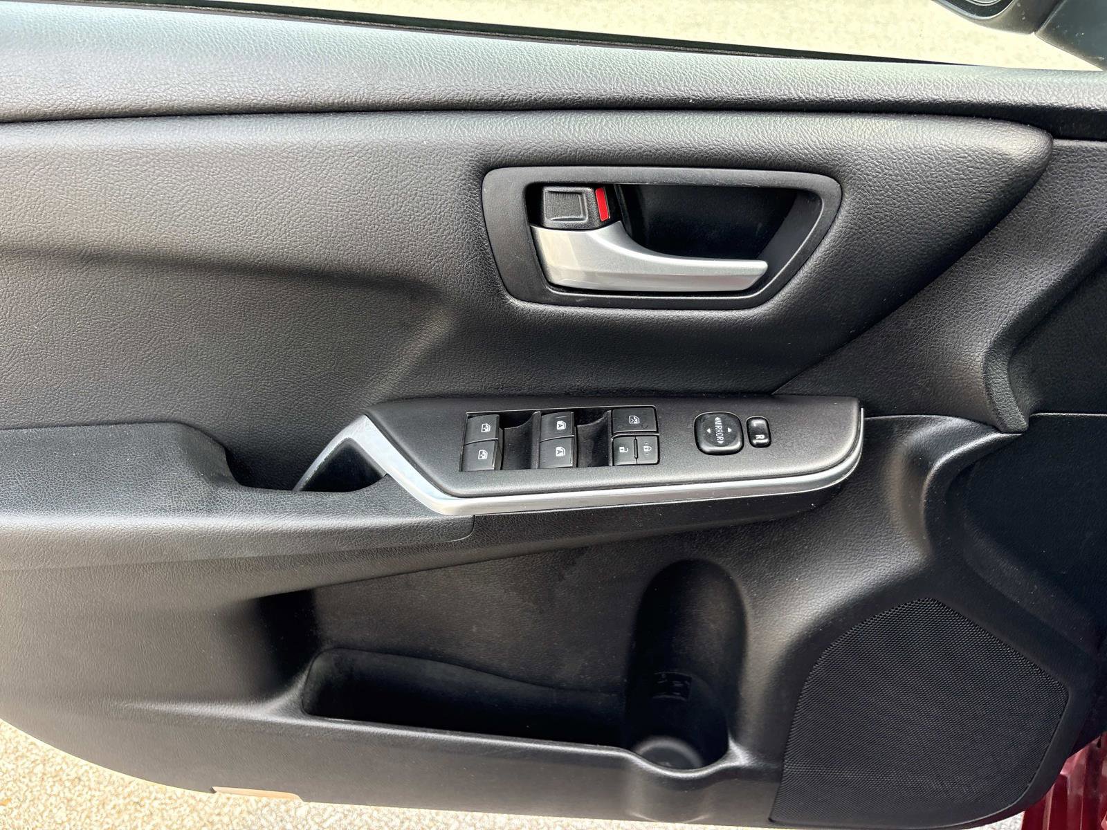 Used 2016 Toyota Camry SE image 12