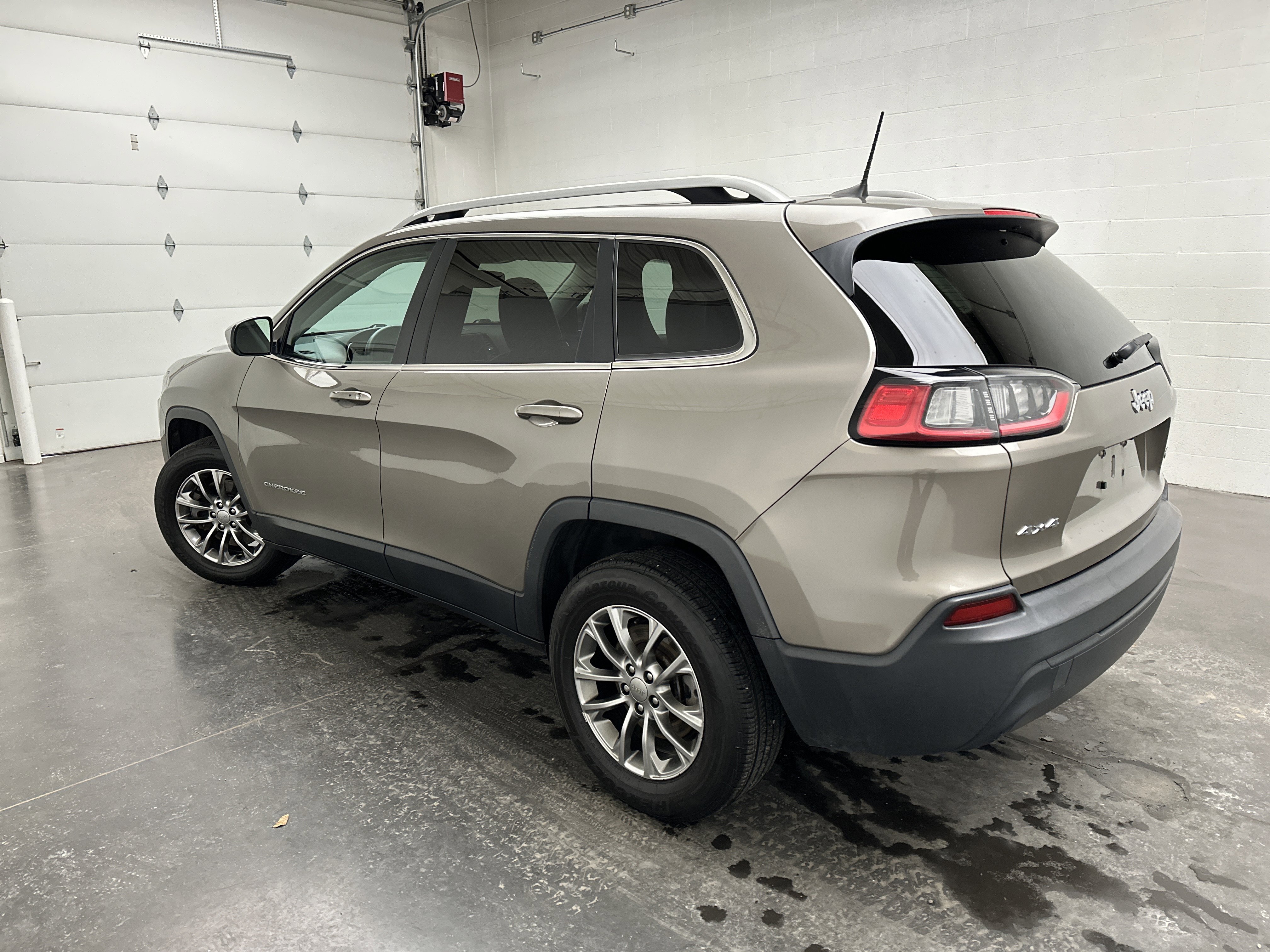 Used 2019 Jeep Cherokee Latitude Plus w/ Comfort/Convenience Group image 6