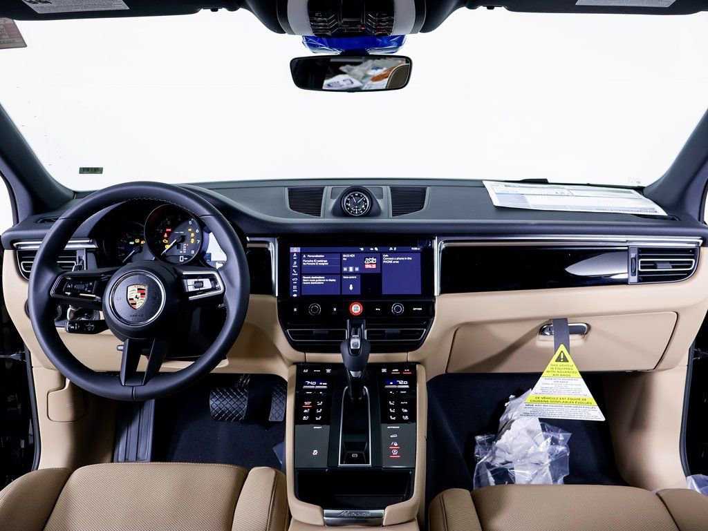 Certified 2025 Porsche Macan image 11