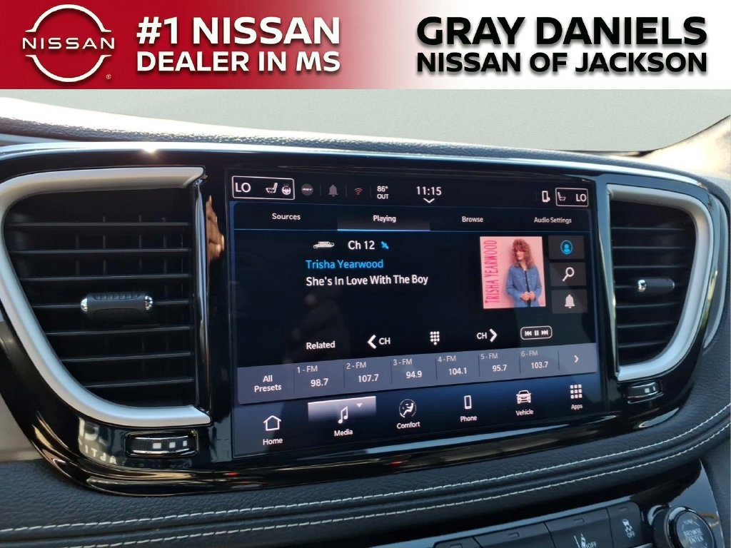 Used 2025 Chrysler Pacifica Select FWD image 17