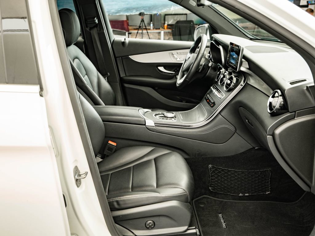Used 2019 Mercedes-Benz GLC 300 4MATIC image 25