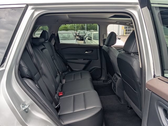 Used 2023 Nissan Rogue SV w/ SV Premium B Package FWD image 12