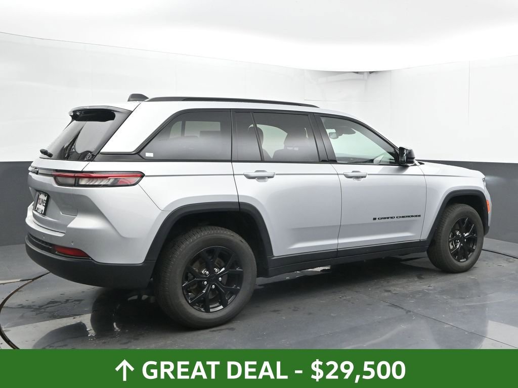 Used 2024 Jeep Grand Cherokee Altitude image 12