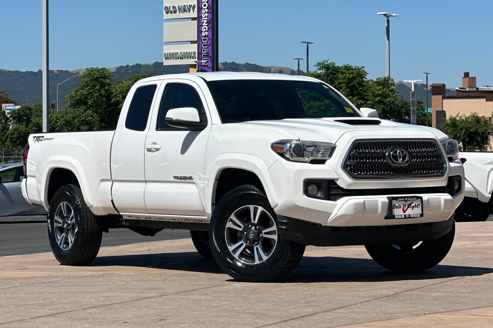 Certified 2016 Toyota Tacoma TRD Sport RWD image 2