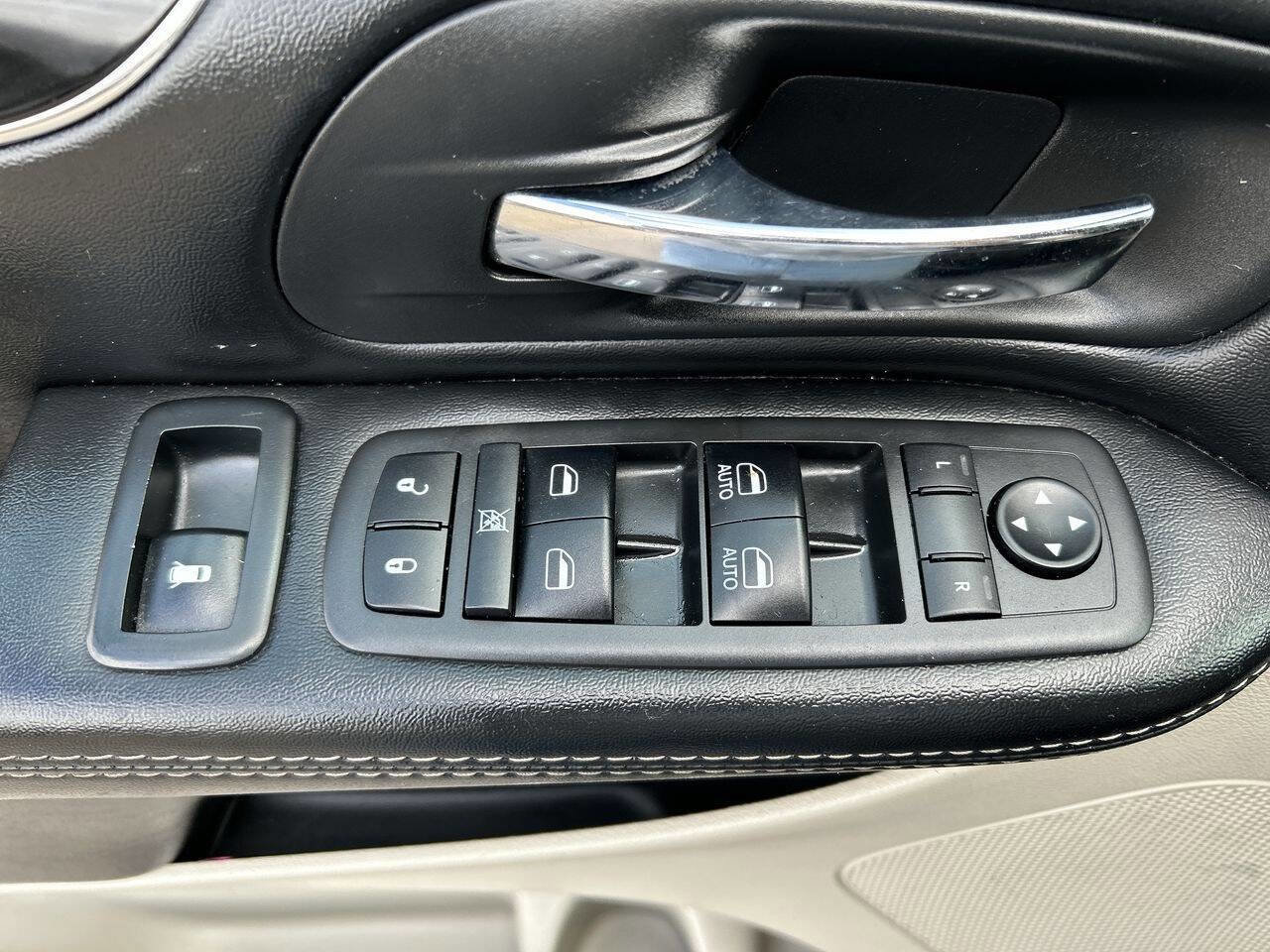 Used 2018 Dodge Grand Caravan SXT image 14