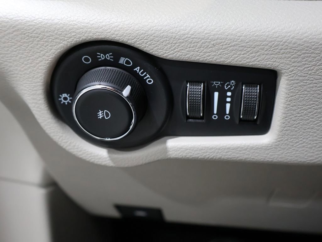 Used 2023 Chrysler Pacifica Touring-L FWD image 31