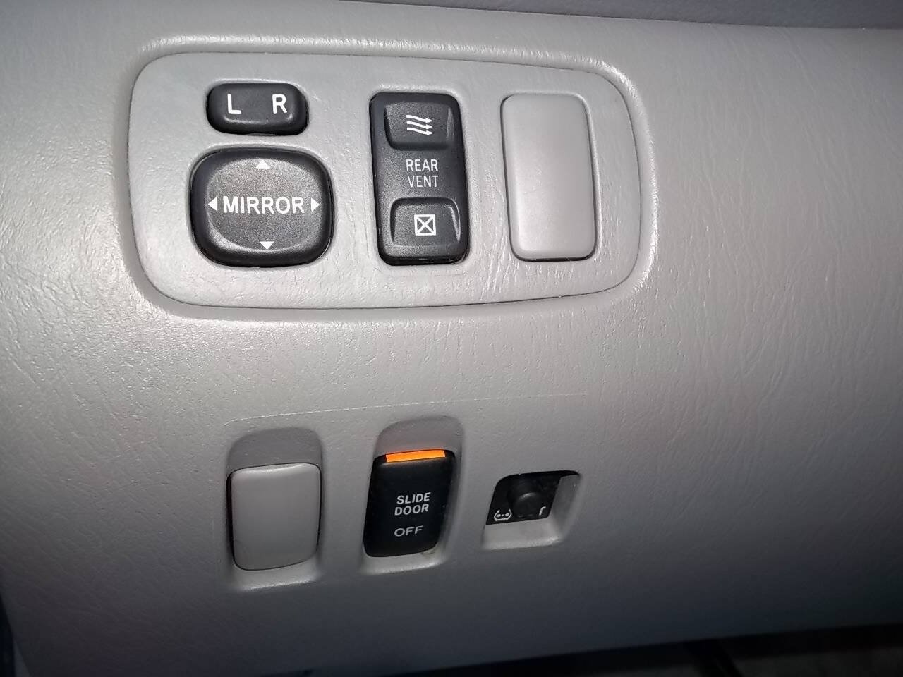Used 2004 Toyota Sienna LE w/ LE Pkg 7 FWD image 15