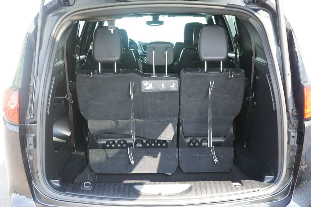 Used 2019 Chrysler Pacifica Touring-L w/ S Appearance Package FWD image 8