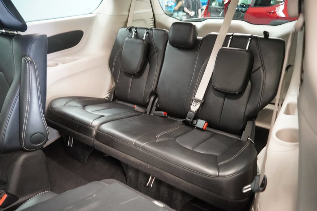 Used 2024 Chrysler Pacifica Limited FWD image 20
