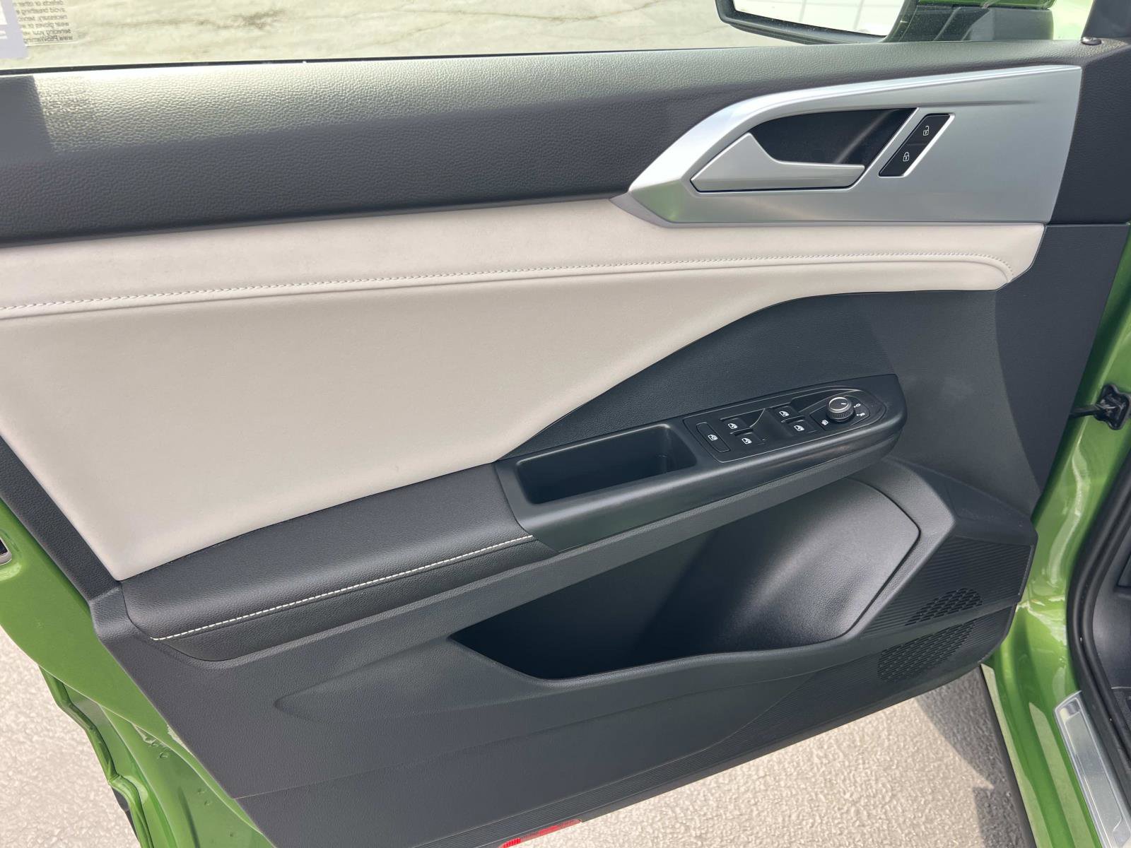 Used 2025 Volkswagen Taos SE w/ Panoramic Sunroof Package image 6