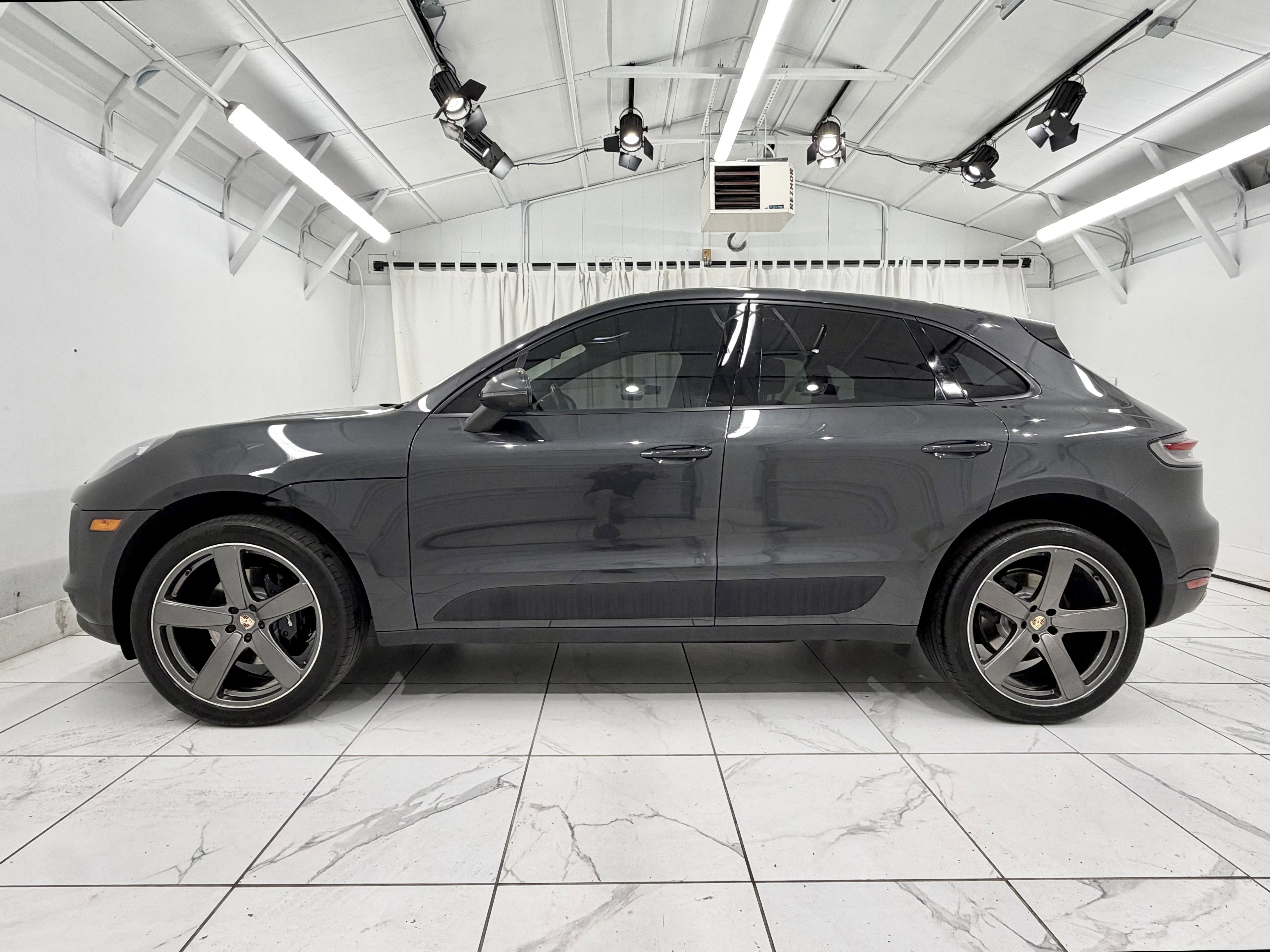 Certified 2021 Porsche Macan AWD/4WD image 2