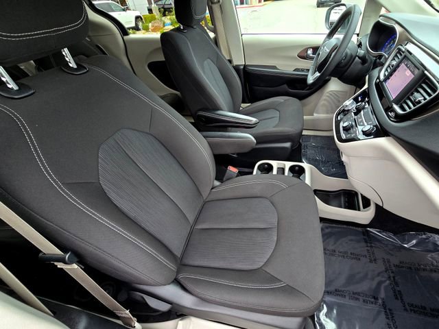 Certified 2024 Chrysler Voyager LX image 23