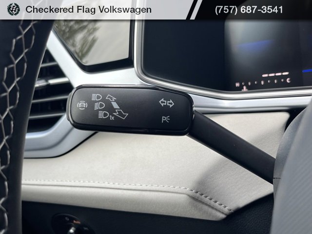 New 2025 Volkswagen Taos SE image 34