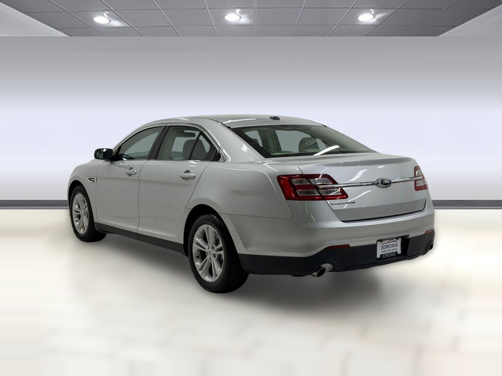 Used 2017 Ford Taurus SE image 2