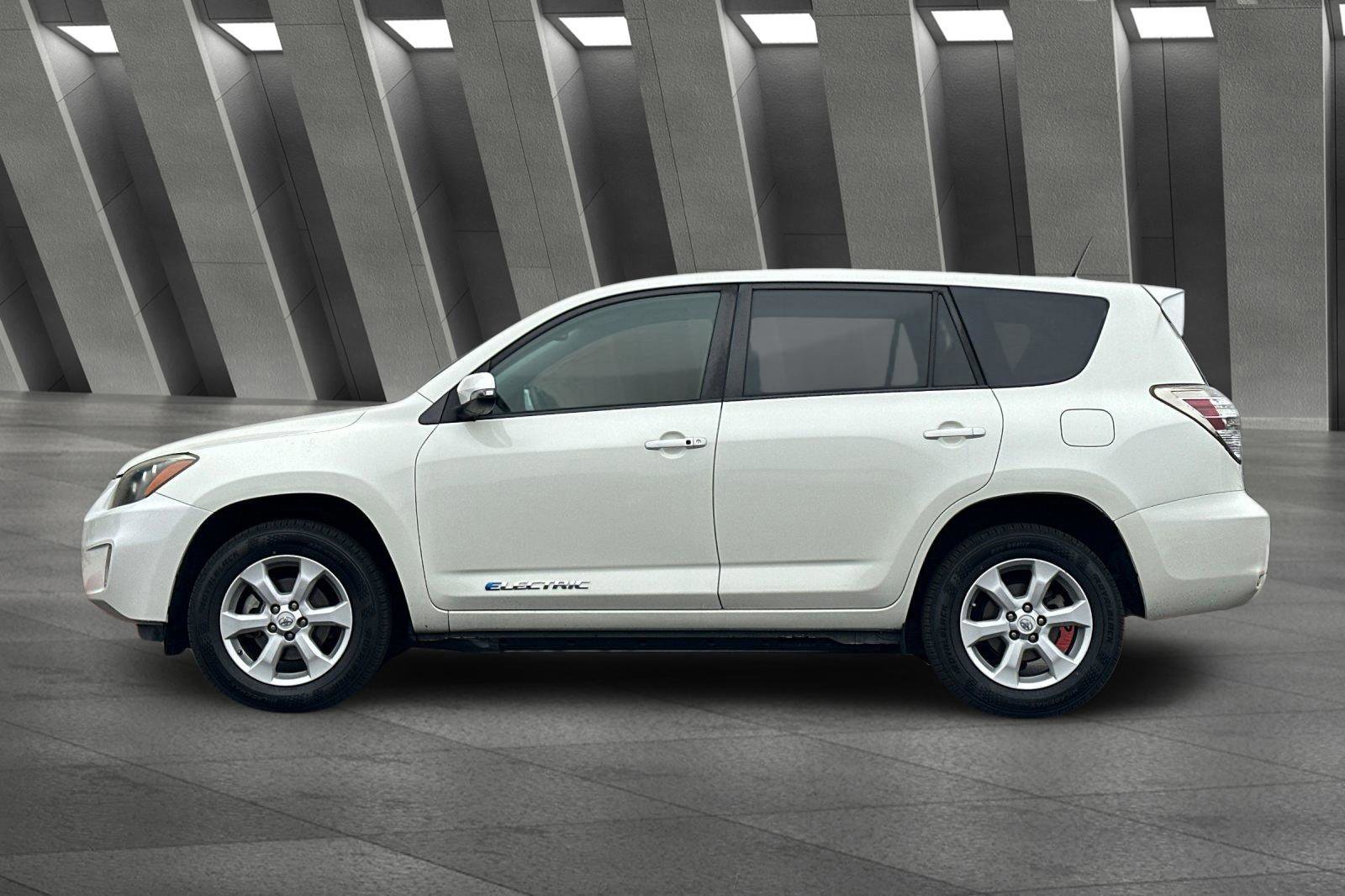 Used 2014 Toyota RAV4 EV image 7