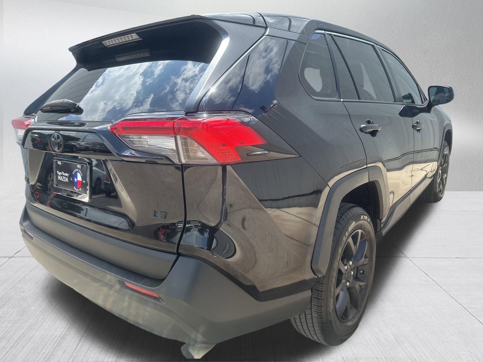 Used 2022 Toyota RAV4 LE FWD image 10