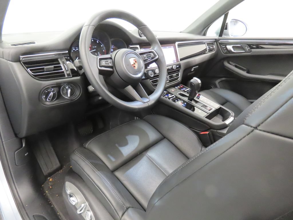 Certified 2026 Porsche Macan AWD/4WD image 4