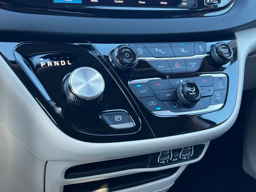 Used 2024 Chrysler Pacifica Touring-L image 32