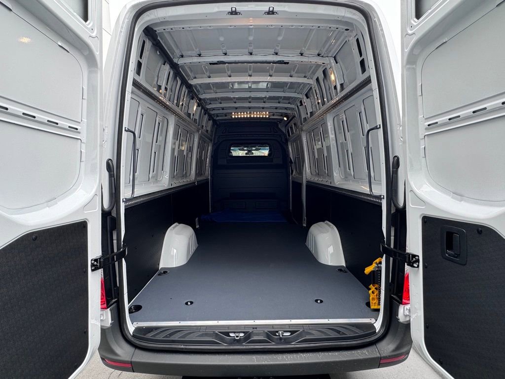 Used 2024 Mercedes-Benz eSprinter 170 Cargo image 10