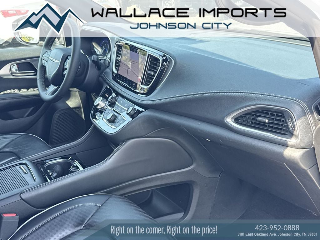 Used 2025 Chrysler Pacifica Limited FWD image 36