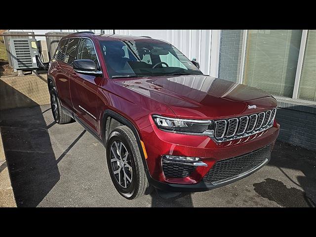 Used 2025 Jeep Grand Cherokee Limited image 3