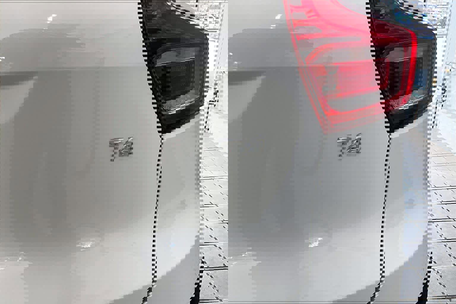 Certified 2022 Volvo XC40 T4 R-Design w/ Advanced Package image 9