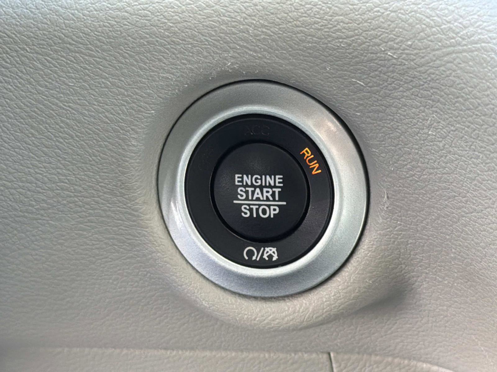 Used 2023 Chrysler Pacifica Touring-L image 15