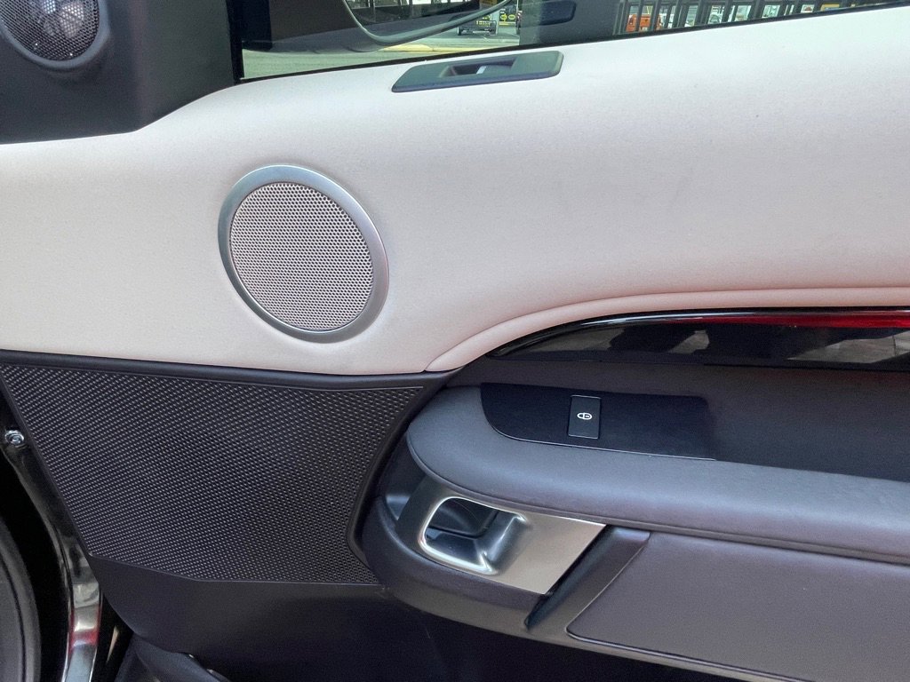 Used 2017 Land Rover Discovery SE image 39