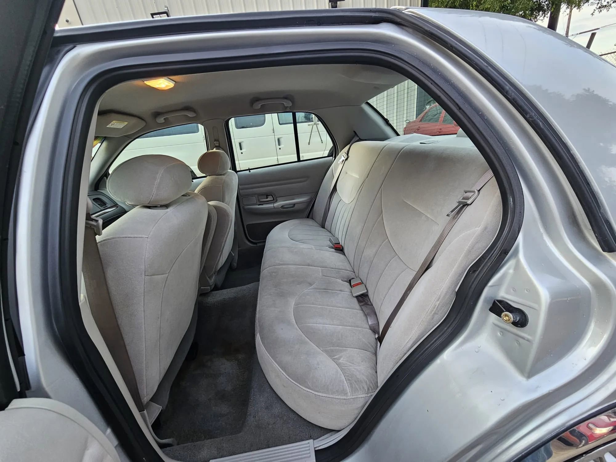 Used 2001 Ford Crown Victoria RWD image 18