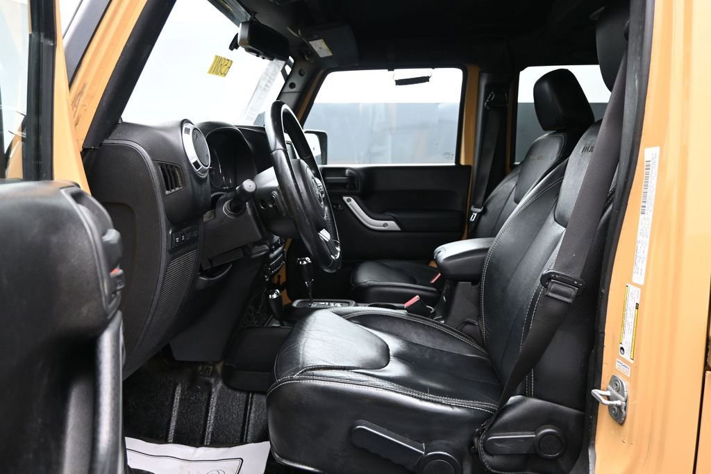 Used 2013 Jeep Wrangler Unlimited Rubicon w/ Connectivity Group AWD/4WD image 9
