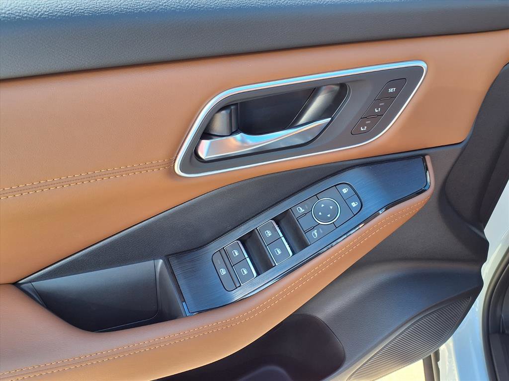 New 2026 Nissan Rogue Platinum image 13