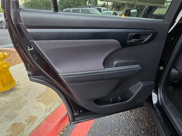 Used 2024 Toyota Highlander LE image 21