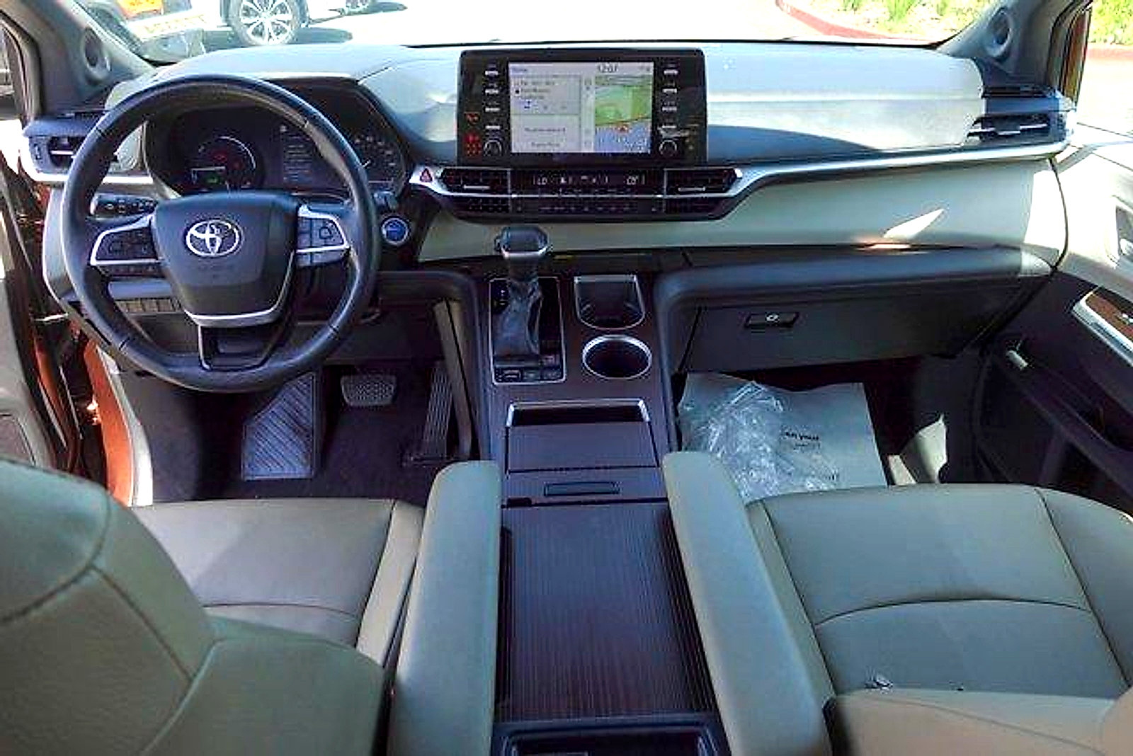 Used 2022 Toyota Sienna XLE w/ XLE Plus Package FWD image 25