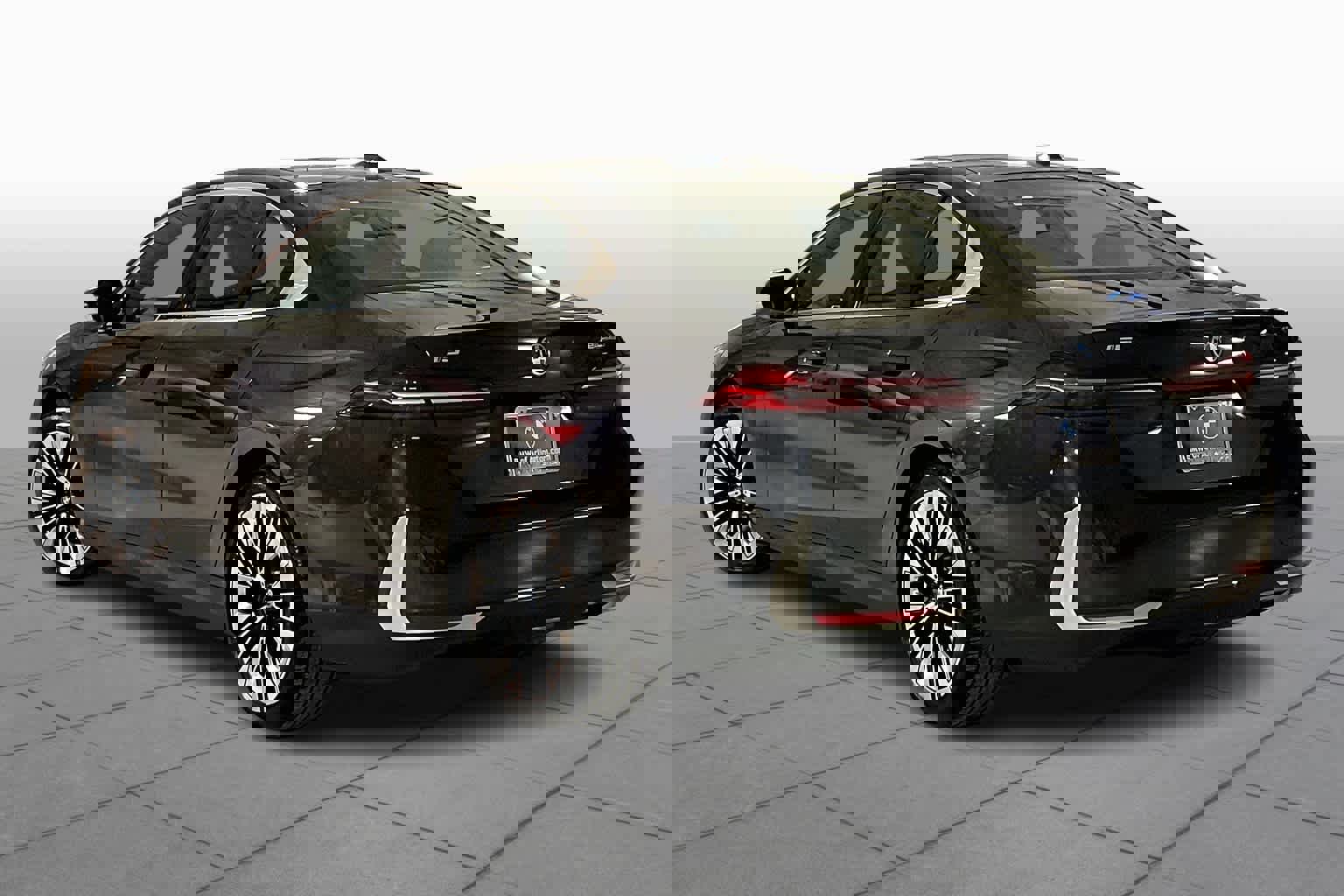 Used 2025 BMW i5 eDrive40i w/ Premium Package image 12