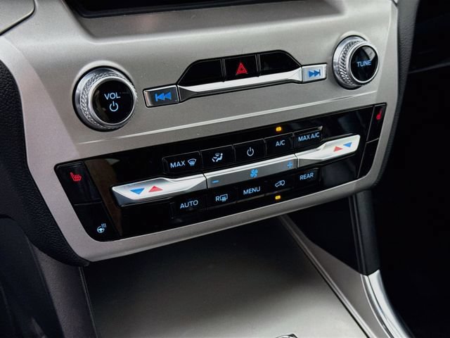 Used 2022 Ford Explorer XLT w/ Equipment Group 202A AWD/4WD image 16