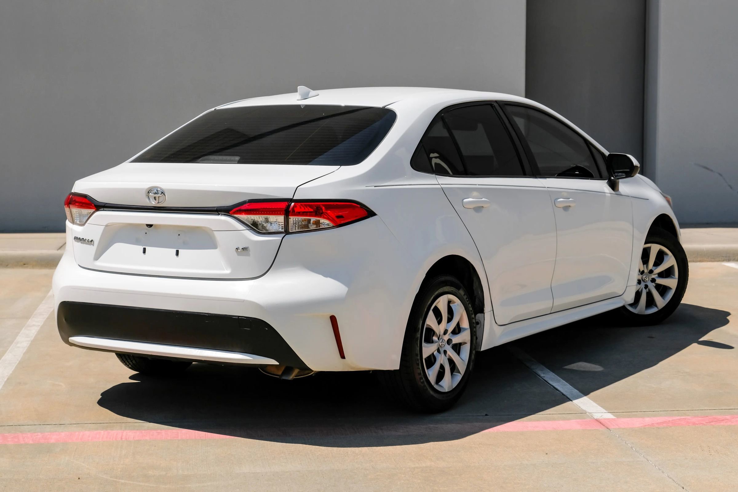 Used 2021 Toyota Corolla LE image 3