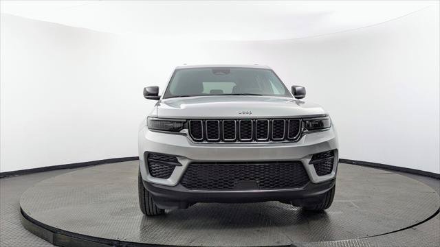 Used 2024 Jeep Grand Cherokee Laredo RWD image 12